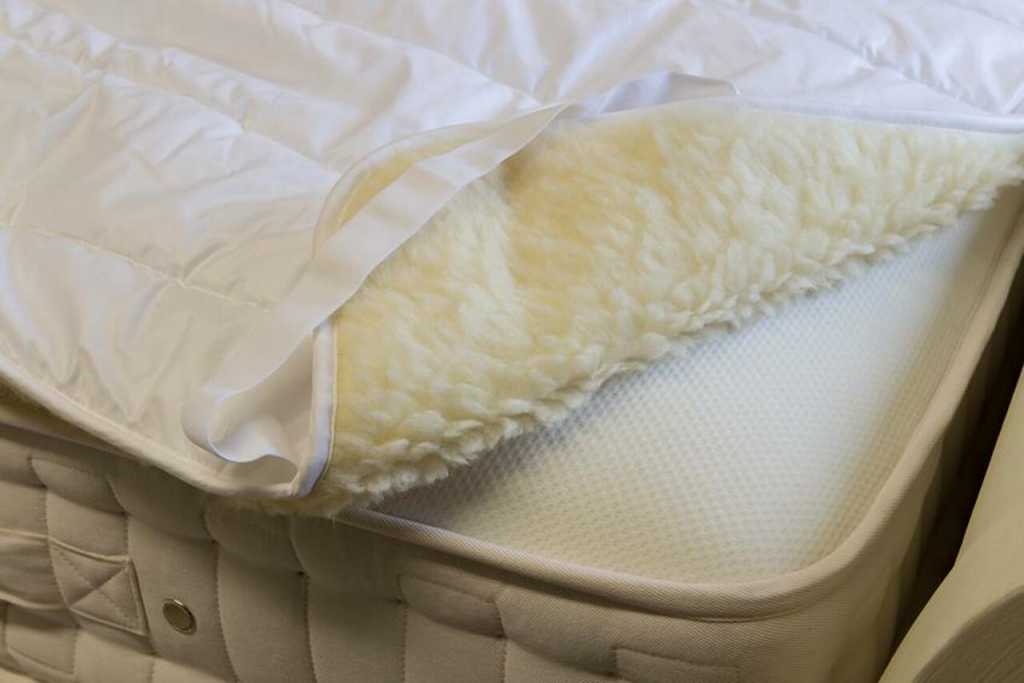 Wool mattress topper