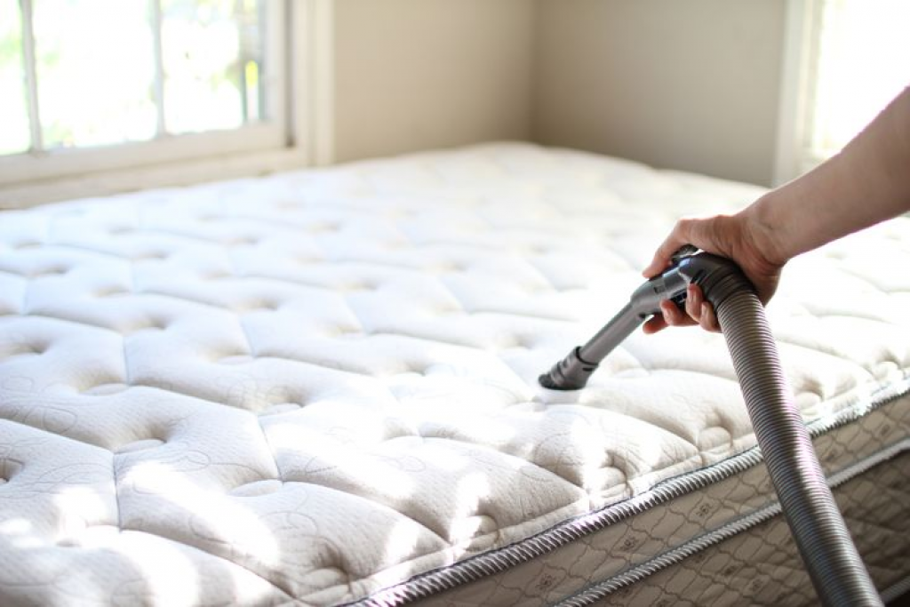 How To Treat Mattress For Lice: Vacuum The Mattress And Pillows